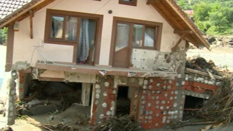 Banii promisi de Guvern pentru consolidarea digului din Vladesti, afectat de inundatii, nu au ajuns Imagine