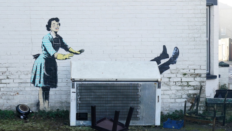 Banksy a dezvaluit de Sfantul Valentin un mural care ilustreaza tema violentelor conjugale Imagine