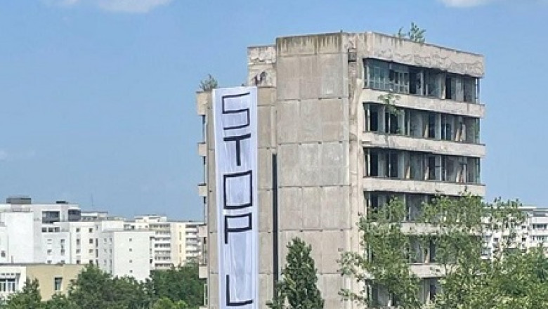 Bannerul cu mesajul „STOP LGBT”, afisat pe un bloc abandonat din Titan, a fost dat jos. Precizarile Politiei Capitalei Imagine