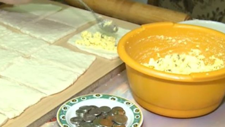 Banutenele, placinte cu banuti, ca rasplata celor care colinda in Ajunul Anului Nou Imagine