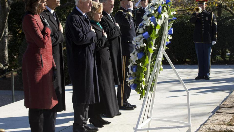 Barack Obama a depus o coroana de flori la mormantul fostului presedinte John Fitzgerald Kennedy Imagine