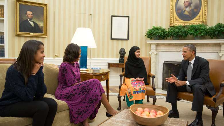 Barack Obama a primit-o in Biroul Oval pe activista pakistaneza pentru dreptul la educatie Malala Yousafzai Imagine
