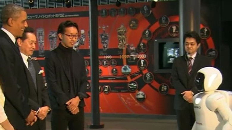 Barack Obama, distractie alaturi de robotul Asimo in Japonia Imagine