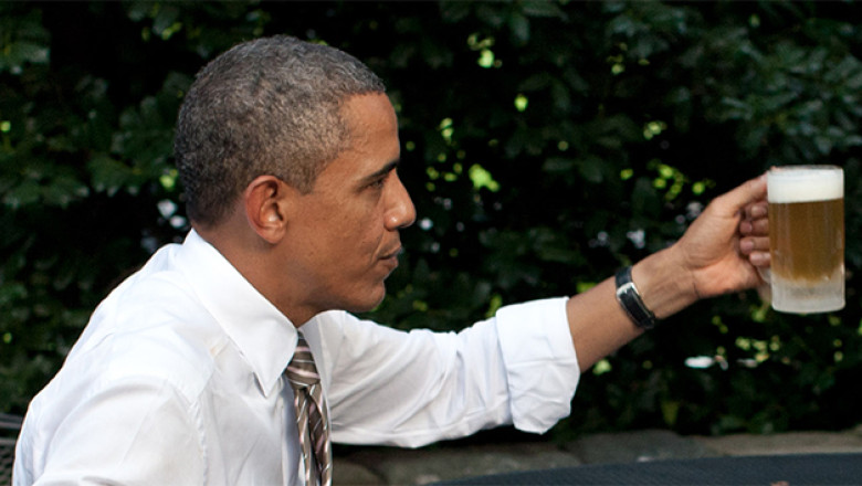 Barack Obama ii trimite doua lazi cu bere premierului canadian, dupa un pariu pierdut la JO de la Soci Imagine
