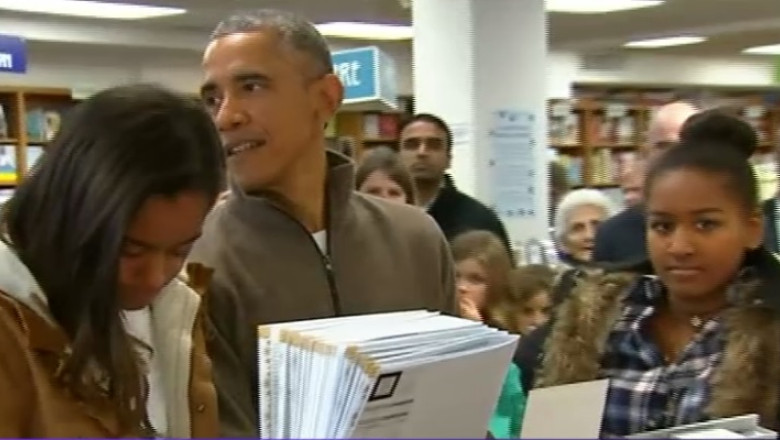 Barack Obama si-a dus fetele la librarie Imagine