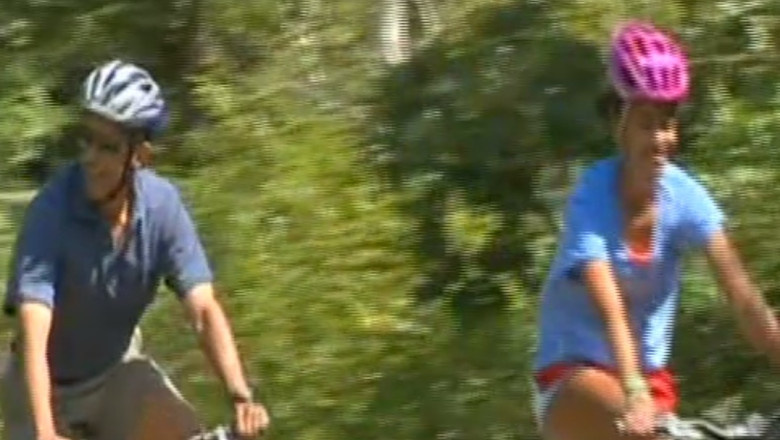 Barack Obama si-a scos familia la plimbare pe biciclete Imagine