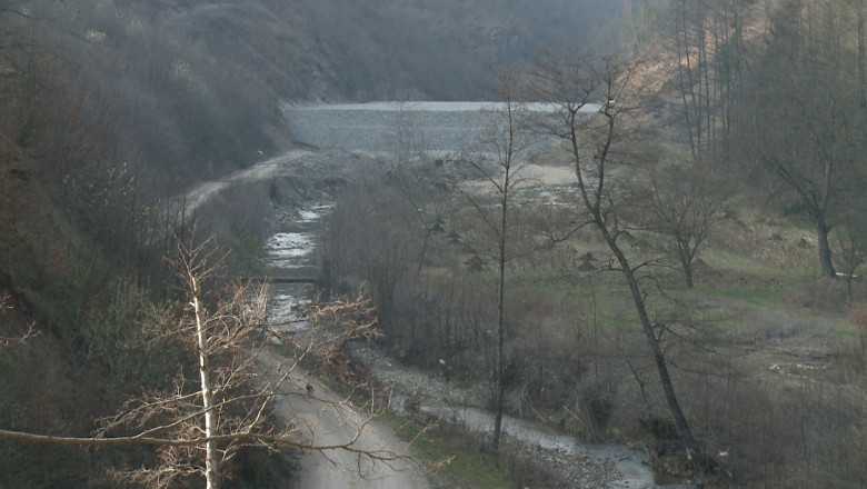 Baraj neterminat din lipsa banilor. Sute de gospodarii sunt in pericol sa fie inundate anual in comuna Dobresti, din judetul Bihor Imagine