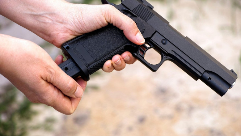 Barbat din Bucuresti, retinut dupa ce a tras cu un pistol tip airsoft in tramvai. A distrus geamurile unui balcon si ale unor magazine Imagine