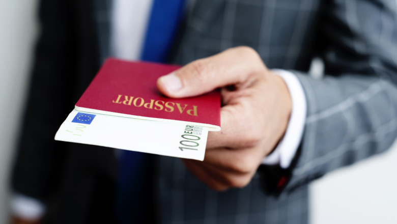 Barbat din Timis arestat la domiciliu dupa ce a bagat 100 de euro in pasaport, la vama Imagine