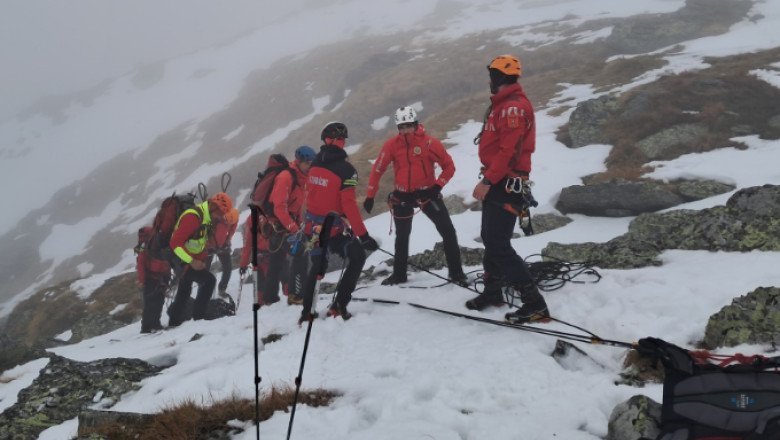 Barbat plecat pe munte, gasit intr-un bordei al ciobanilor, cu hipotermie si contuzii. „Putin a lipsit ca deznodamantul sa fie altul” Imagine