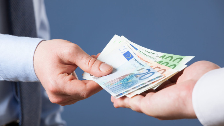 Barbat prins in flagrant cand primea bani pentru a facilita admiterea unui tanar la Scoala de agenti de politie din Campina Imagine