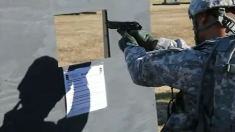 Barbat ranit de un glont tras de militari Imagine