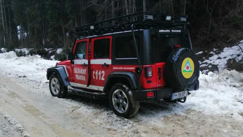 Barbat ranit dupa ce a alunecat pe munte, recuperat de catre salvamontisti in apropiere de Azuga Imagine