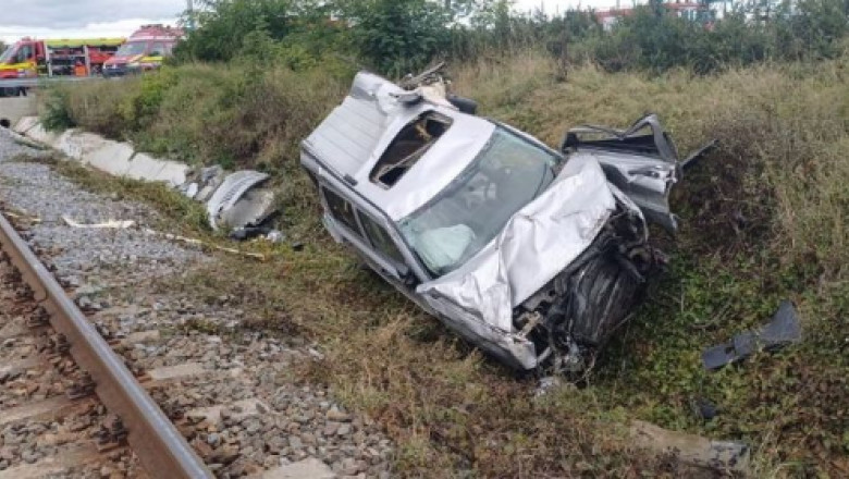 Barbat ranit dupa ce masina in care se afla a fost lovita de tren la o trecere la nivel cu calea ferata Imagine