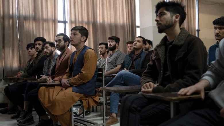 Barbatii au revenit luni pe bancile universitatilor din Afganistan, femeile nu Imagine