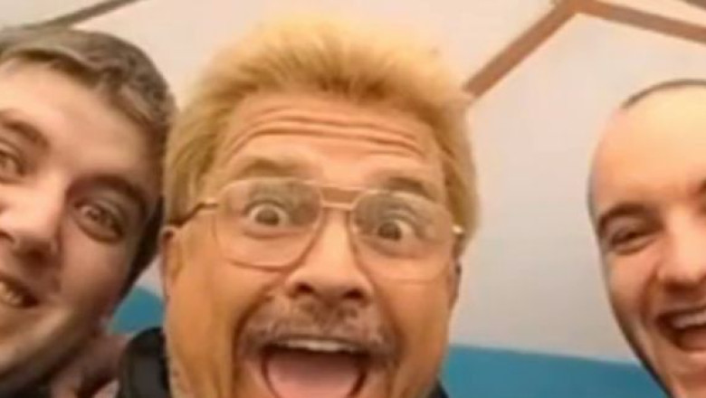 Barbatii se fotografiaza cu telefonul mobil mai mult decat femeile Imagine