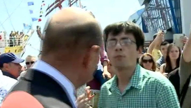 Barbatul care l-a scuipat pe Traian Basescu: „Dupa ce a vandut o flota vrea cantece patriotice, sa-i cant in fata poezii?” Imagine