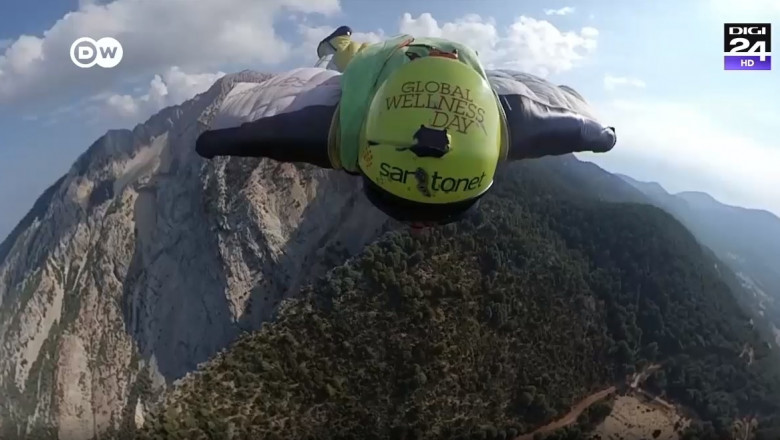 Barbatul care pleaca de la serviciu zburand in „wingsuit”. In loc de 40 de minute cu telecabina, face 4 minute de pe Muntele Babadag Imagine