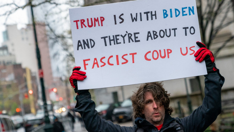 Barbatul care si-a dat foc la procesul lui Trump a murit. Inainte sa faca gestul extrem a impartit pliante cu teorii ale conspiratiei Imagine