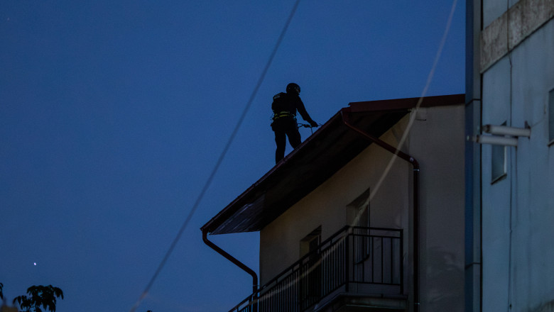 Barbatul care si-ar fi omorat in bataie fiul vitreg de trei ani a fost arestat preventiv. Firul tragediei, decesul a fost tinut secret Imagine