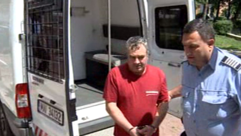 Barbatul din Radauti suspectat ca si-a ucis sotia si pe cele doua surori ale acesteia a fost adus la Tribunalul Suceava Imagine
