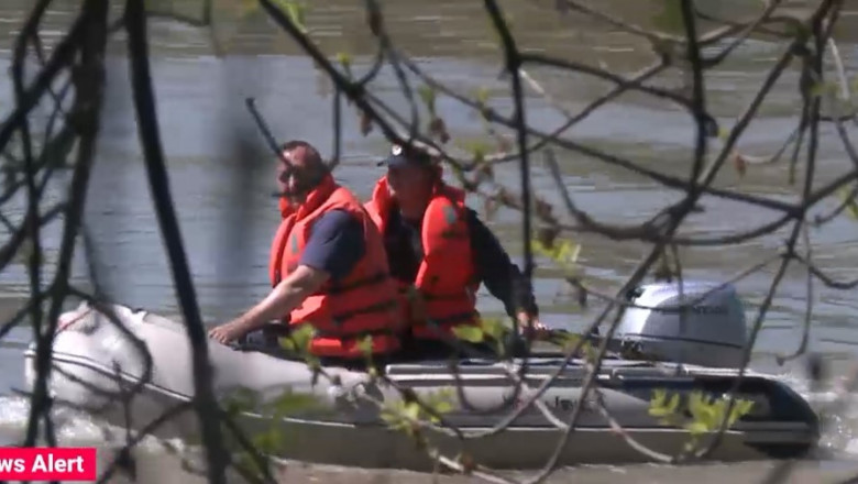 Barca rasturnata in raul Mures: Zeci de salvatori cauta 2 copii si 2 adulti care nu au mai iesit la mal. Barcagiul a fost eliberat Imagine