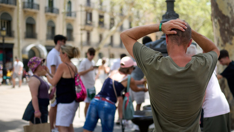 Barcelona imparte palarii persoanelor fara adapost pentru a face fata caniculei. Nou record de temperatura Imagine