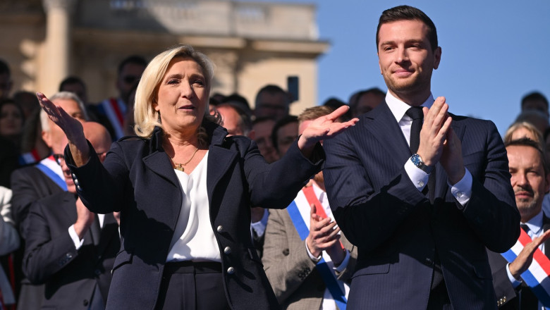 Bardella vrea sa-si angajeze asistentul de partid la Parlamentul European. O actiune similara a dus la condamnarea lui Marine Le Pen Imagine