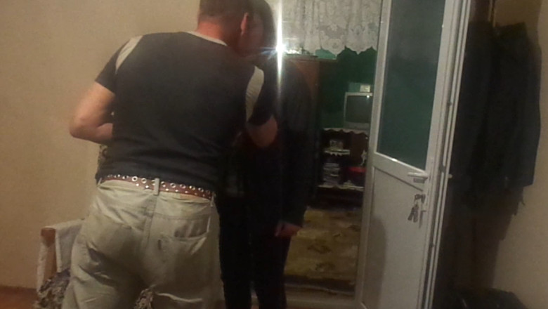 BARLAD. Copii care si-au filmat tatal cand ii maltrateaza. Politistii le cer procurorilor sa-l retina pe barbat. Procurorii l-au lasat sa plece acasa Imagine
