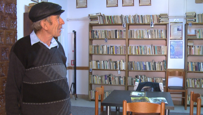 Barul satului, inlocuit cu o biblioteca. Decizia primarului i-a impartit pe localnici in doua tabere  Imagine