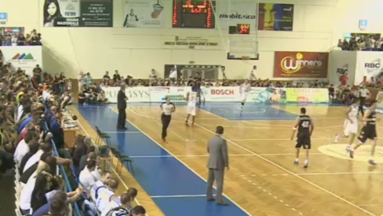 Baschet. Incepe spectacolul sub panou Imagine