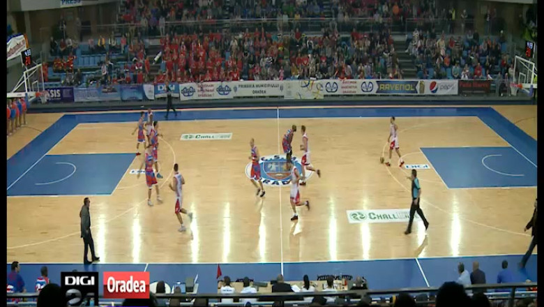 BASCHET. "Leii" oradeni i-au tinut pe "militari" la respect: CSM Oradea - Steaua 83-62 Imagine