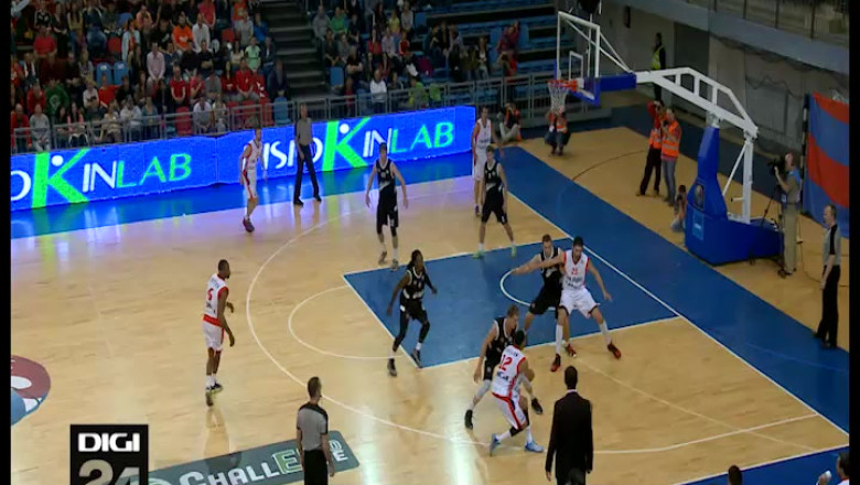 BASCHET. Rusii au defilat la Oradea. CSM-U Oradea - Avtodor Saratov 74-101 Imagine