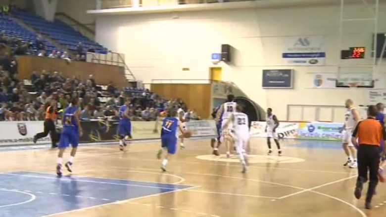 Baschet. Tensiuni la "U" Banca Transilvania Imagine