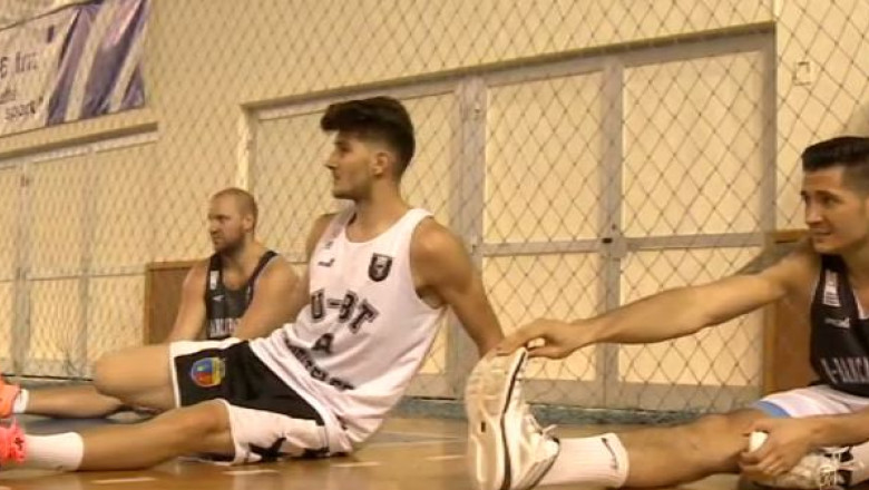 Baschet. Tudor Jucan si Andrei Mandache au inceput antrenamentele la Cluj Imagine