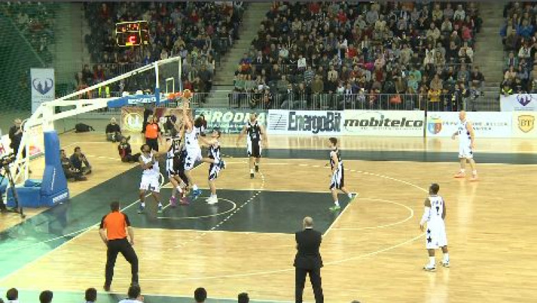 Baschet. Turner, vioara intai la "U" BT Imagine