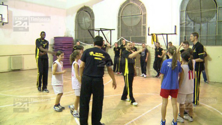 Baschetbalistii de la BC Timba Timisoara, lectie deschisa in fata copiilor de la scoala New Generation Imagine