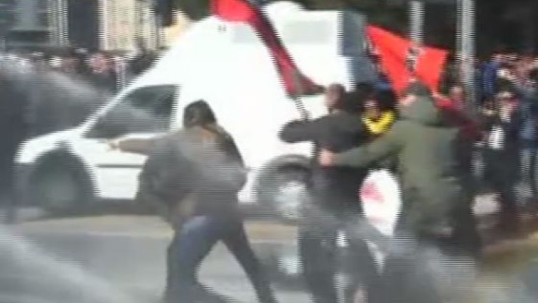 Batai de strada in Turcia. Mii de oameni au protestat fata de islamizarea invatamantului Imagine