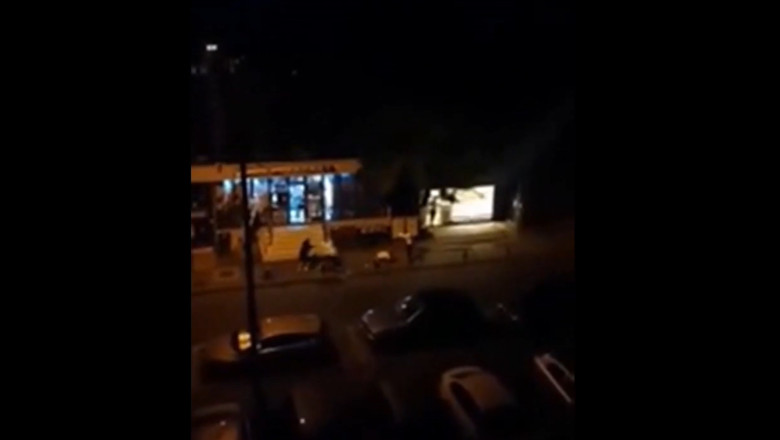 Bataie crunta pe o strada din Craiova. Unul dintre scandalagii loveste in mod repetat doua persoane cu o bata - VIDEO Imagine