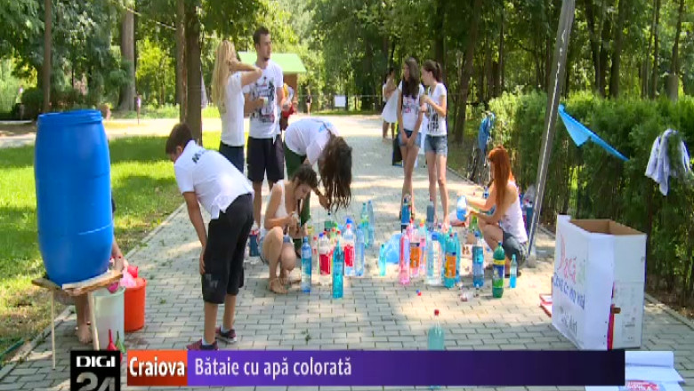 Bataie cu apa colorata in Parcul Nicolae Romanescu, din Craiova Imagine