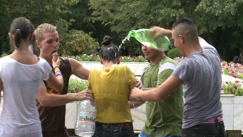 Bataie cu apa la Timisoara: minute bune de racoare si distractie  Imagine