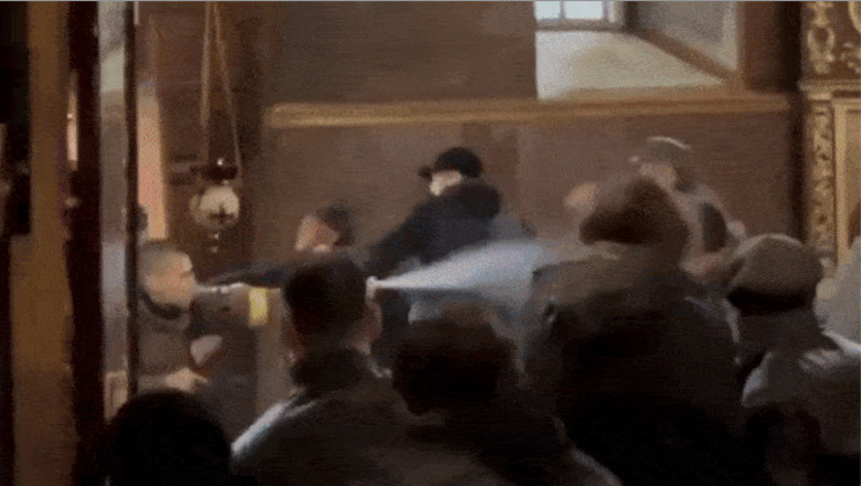 Bataie cu banci si gaze lacrimogene intr-o catedrala din Ucraina, dupa ce a iesit de sub autoritatea Patriarhiei Moscovei Imagine