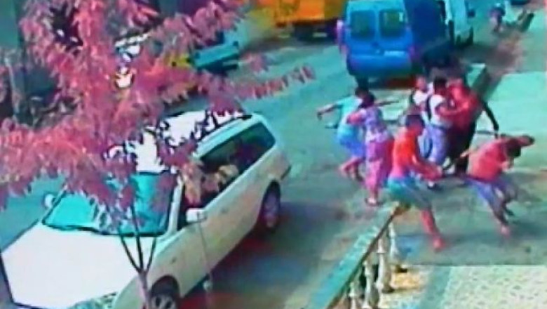Bataie cu bate si cutite, intre romi, la Arad, surprinsa de camerele de supraveghere Imagine