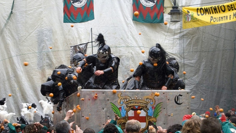 Bataie cu portocale la un carnaval medieval in Ivrea, Italia. Combatantii au avut la dispozitie 500 de tone de fructe Imagine
