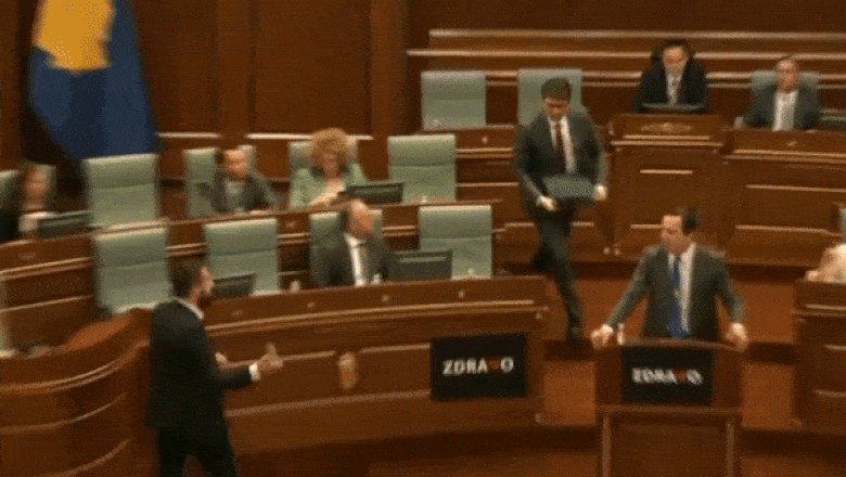 Bataie generala in parlamentul din Kosovo, dupa ce un deputat a aruncat cu apa in premier Imagine