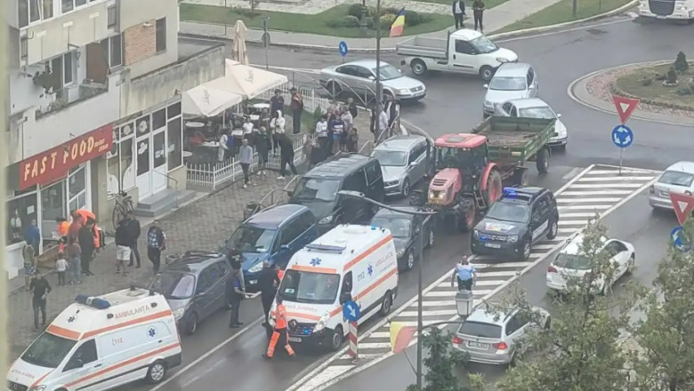 Bataie in plina strada dupa un conflict in trafic, in Campia Turzii. 5 oameni au ajuns la spital Imagine