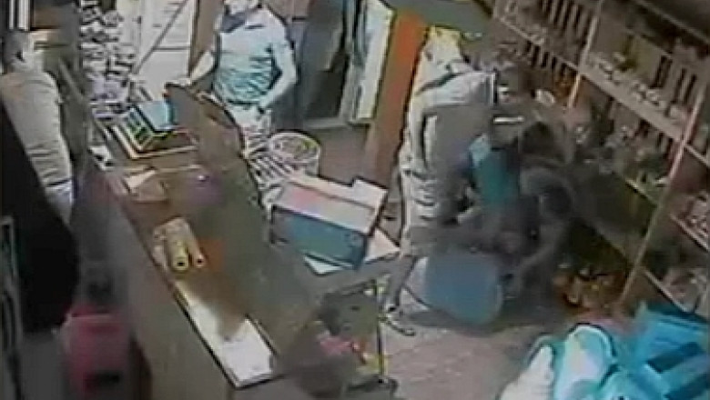 Bataie intr-un magazin din Dambovita: sapte barbati au lovit un tanar. Politia ancheteaza doar doi agresori Imagine