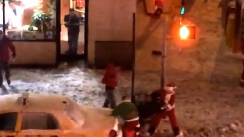 Bataie intre Mos Craciuni la New York Imagine