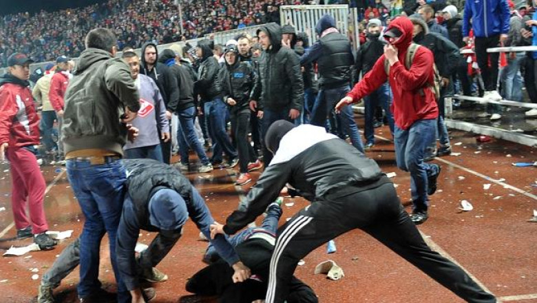 Bataie intre suporteri si politie la un meci din Cupa Rusiei. Partida Sinnik Iaroslavl - Spartak Moscova a fost intrerupta 20 de minute Imagine