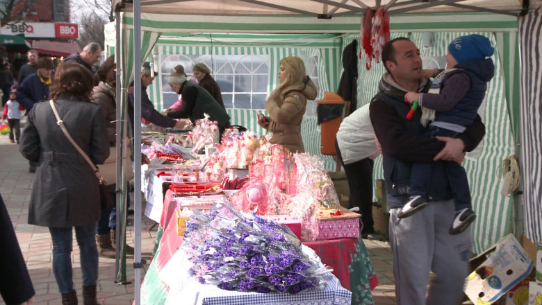 Batalia martisoarelor vechi si noi Imagine